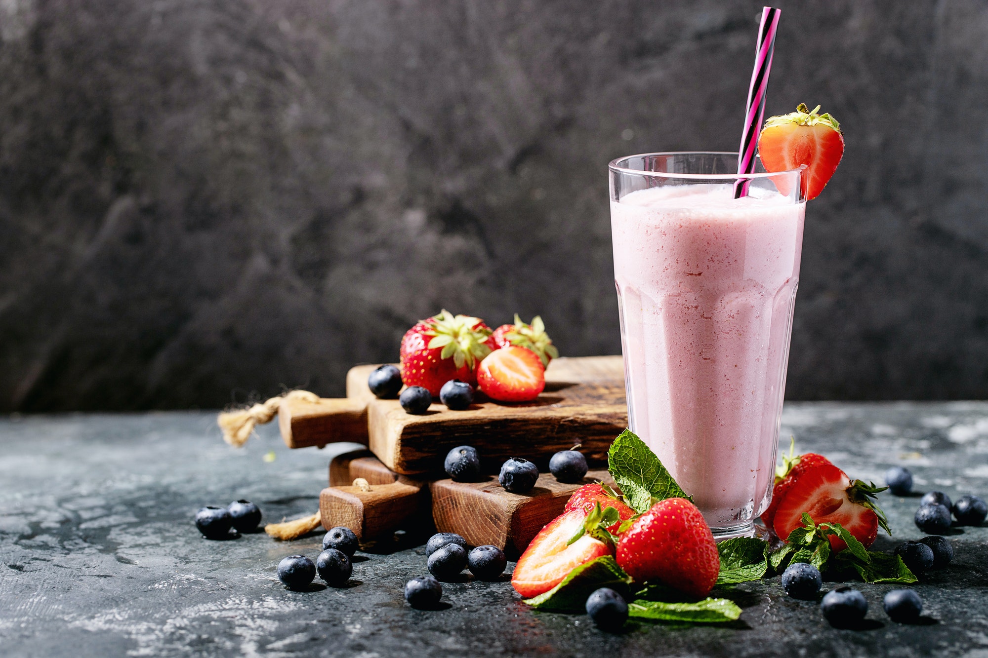 STRAWBERRY SMOOTHIE IS THE BEST BEVERAGE FOR YOUR HOT DAY